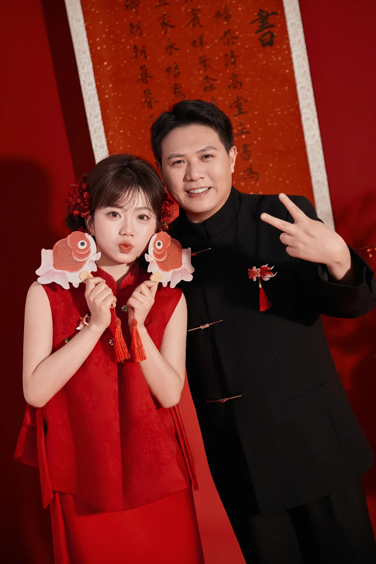 红色布景中的双人肖像
