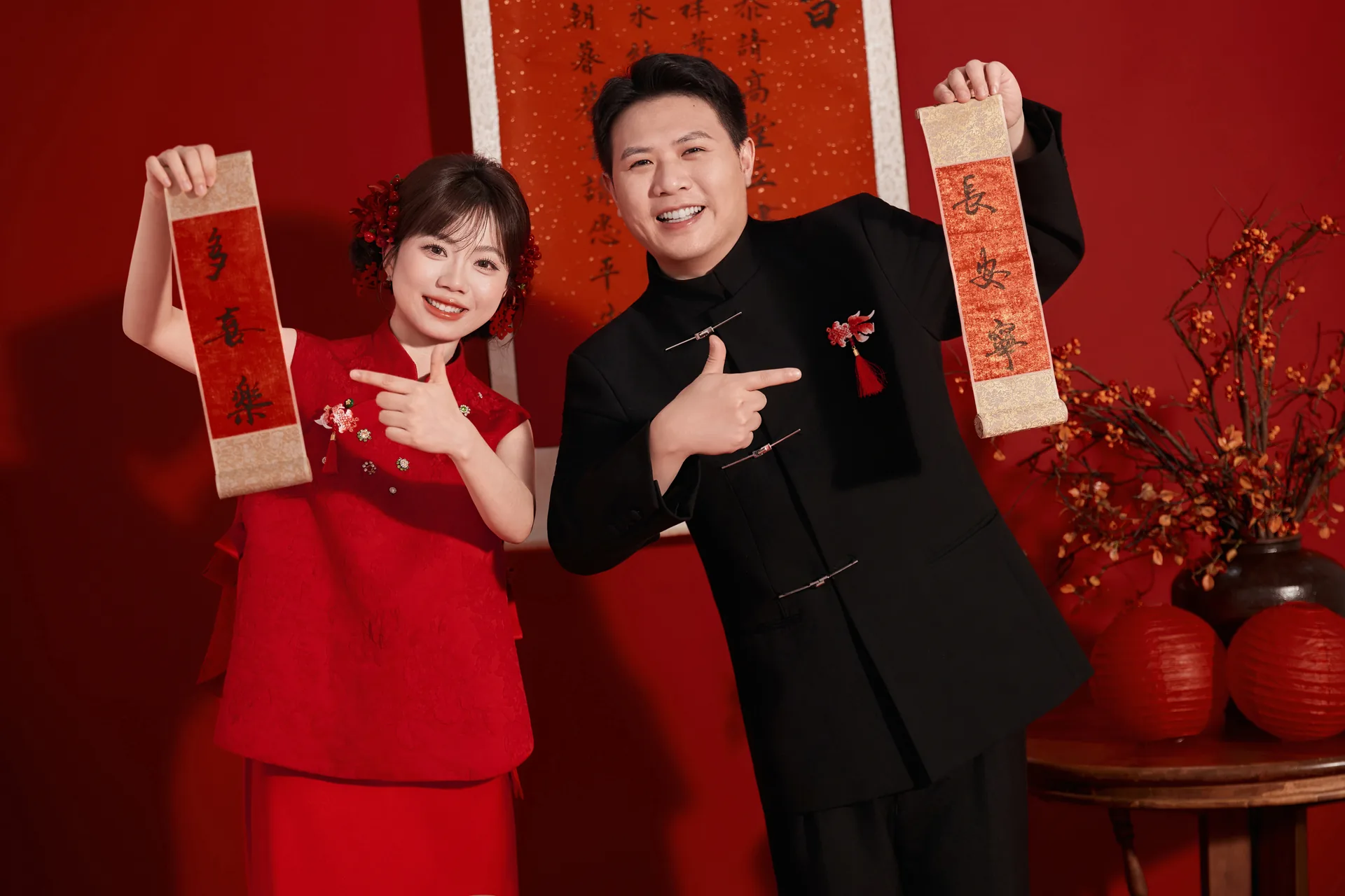 红色婚礼陈设与新人合影